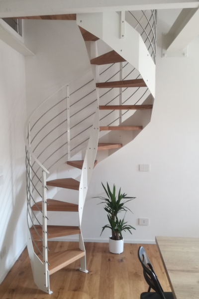 Scale elicoidali con gradini in legno